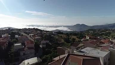 航拍飞过美丽的意大利古镇视频的预览图